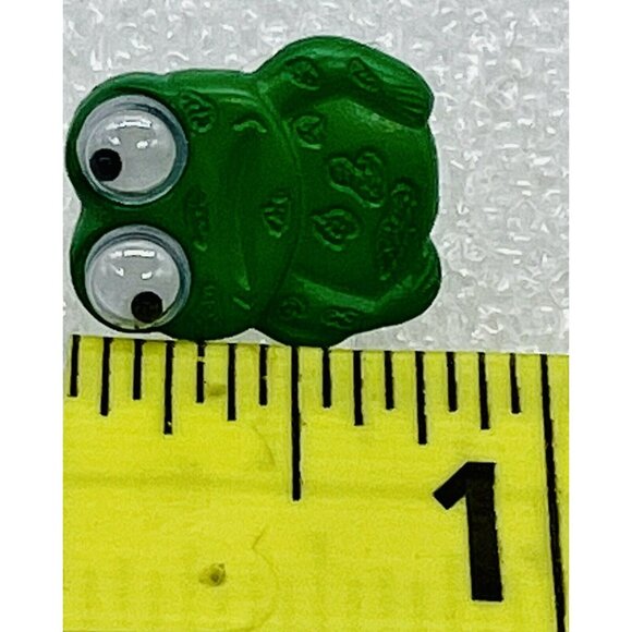 Dill Buttons Plastic Green Frog Googly Eyes Lot of 8 3/4 inch 20mm Germany - Picture 5 of 7